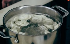 Процесс приготовления соуса для пельменей с горчицей и чесноком: шаг 1