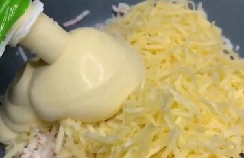 Как приготовить вкусную Закуску из крабовых палочек с сыром: шаг 4