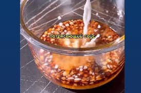 Шаг 4 Приготовим соус для курицы Кацу.  Для этого смешиваем все ингредиенты для него: мёд, соевый соус, рисовый уксус, измельченный чеснок и крахмал, предварительно размешанный в воде.