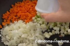 Рецепт приготовления булгура с овощами на сковороде шаг 1