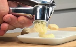 Процесс приготовления соуса для пельменей с горчицей и чесноком: шаг 2