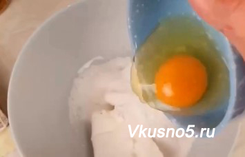 Рецепт приготовления творожного пирога с яйцами: шаг 1