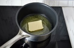 Процесс приготовления соуса для пельменей с горчицей и чесноком: шаг 4