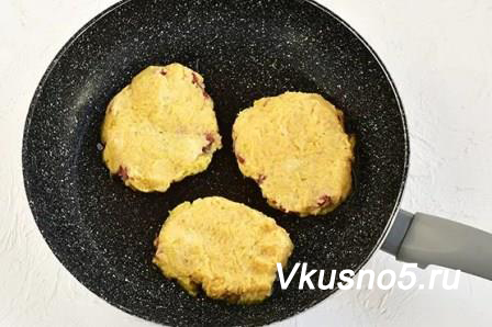 Пошаговое приготовление картофельных драников с фаршем на сковороде: шаг 7