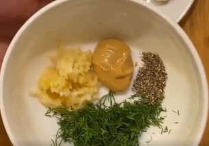 Процесс приготовления соуса для пельменей с горчицей и чесноком: шаг 5