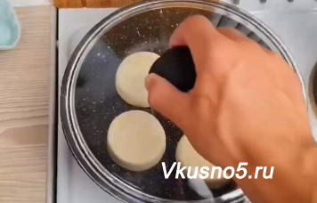 Приготовление сырников из рикотты на сковороде: шаг 5