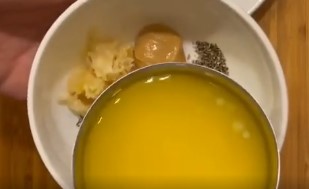 Процесс приготовления соуса для пельменей с горчицей и чесноком: шаг 6