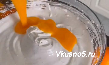 Рецепт приготовления вкусной шарлотки с апельсинами Шаг 3