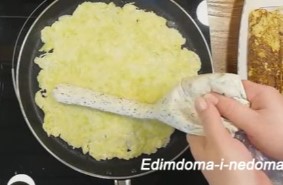 Как приготовить вкусный омлет с кабачками на сковороде: приготовление шаг 6