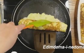 Как приготовить вкусный омлет с кабачками на сковороде: приготовление шаг 7