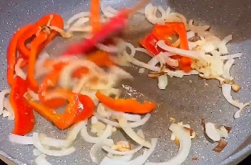 Рецепт приготовления трески с овощами на сковороде шаг 4