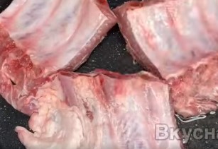 Как приготовить вкуснейшие ребрышки на сковороде шаг 2