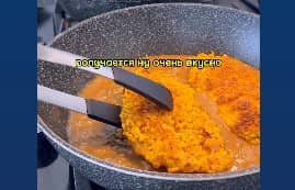 Шаг 6 Хорошенько пропитываем курицу в соусе с обеих сторон, переворачивая щипцами.